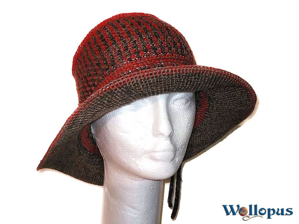 Gehäkelter Damenhut rotbraun-schwarz auf Schaufensterkopf