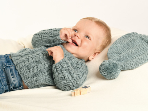 Gestrickter Babypullover und -mütze in Graugrün meliert