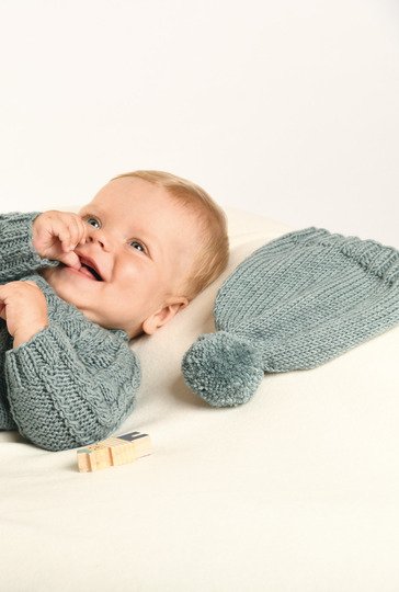 Gestrickter Babypullover und -mütze in Graugrün meliert