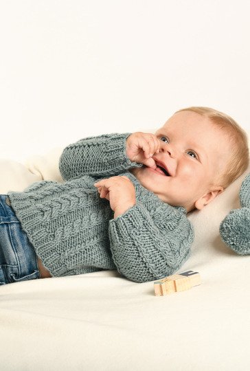 Gestrickter Babypullover und -mütze in Graugrün meliert