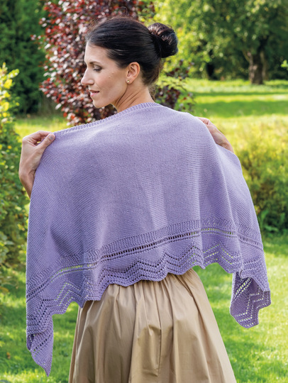 Gestricktes, fliederfarbenes Tuch mit zackenförmiger Musterkante