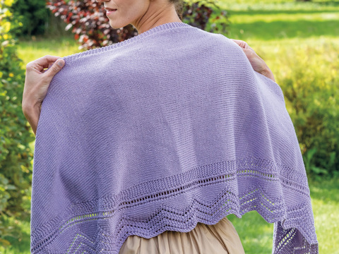 Gestricktes, fliederfarbenes Tuch mit zackenförmiger Musterkante