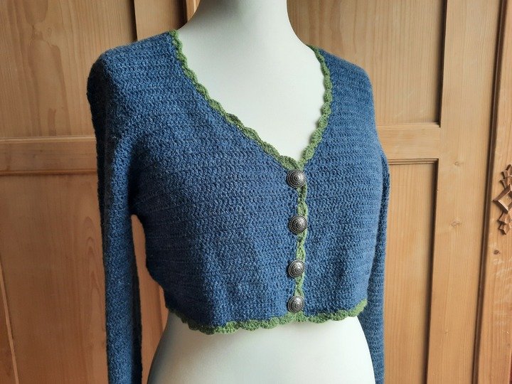 Gehäkelte Bolerojacke "Salvia"