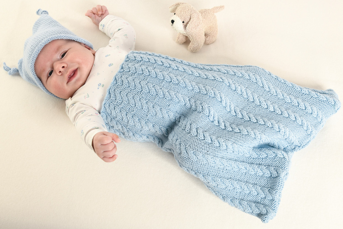 Strick-Set aus Pucksack, Mütze und Schuhen in Hellblau und Rosa fürs Baby