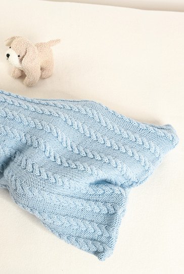 Strick-Set aus Pucksack, Mütze und Schuhen in Hellblau und Rosa fürs Baby