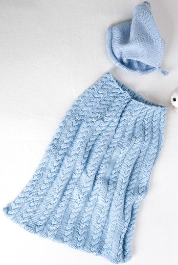 Strick-Set aus Pucksack, Mütze und Schuhen in Hellblau und Rosa fürs Baby