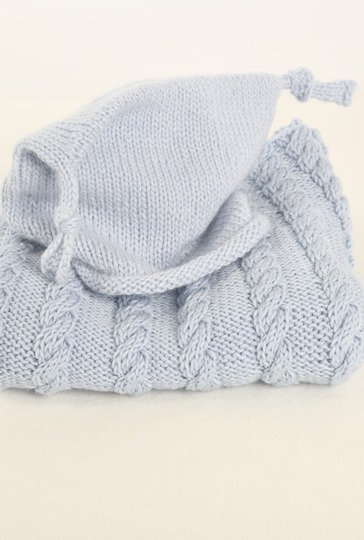 Strick-Set aus Pucksack, Mütze und Schuhen in Hellblau und Rosa fürs Baby