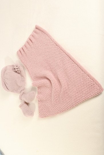 Strick-Set aus Pucksack, Mütze und Schuhen in Hellblau und Rosa fürs Baby