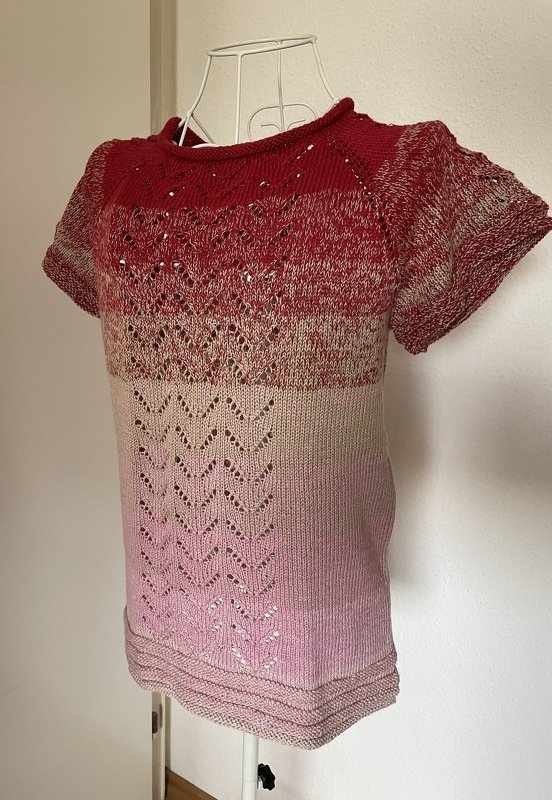 Kurzärmeliges gestricktes Damen‑Shirt mit Rot‑Rosa‑Beige Farbverlauf und Ajourzickzackmuster