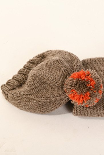 Strick-Set aus Babymütze und -jacke in Graubraun-Meliert mit Rot