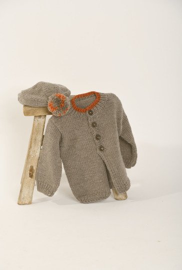 Strick-Set aus Babymütze und -jacke in Graubraun-Meliert mit Rot