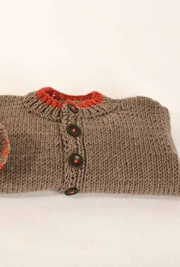 Strick-Set aus Babymütze und -jacke in Graubraun-Meliert mit Rot