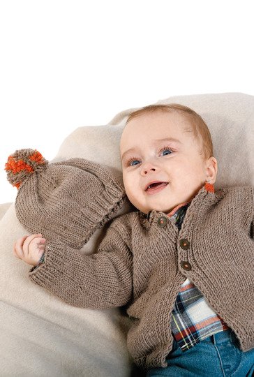 Strick-Set aus Babymütze und -jacke in Graubraun-Meliert mit Rot