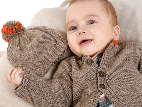 Strick-Set aus Babymütze und -jacke in Graubraun-Meliert mit Rot