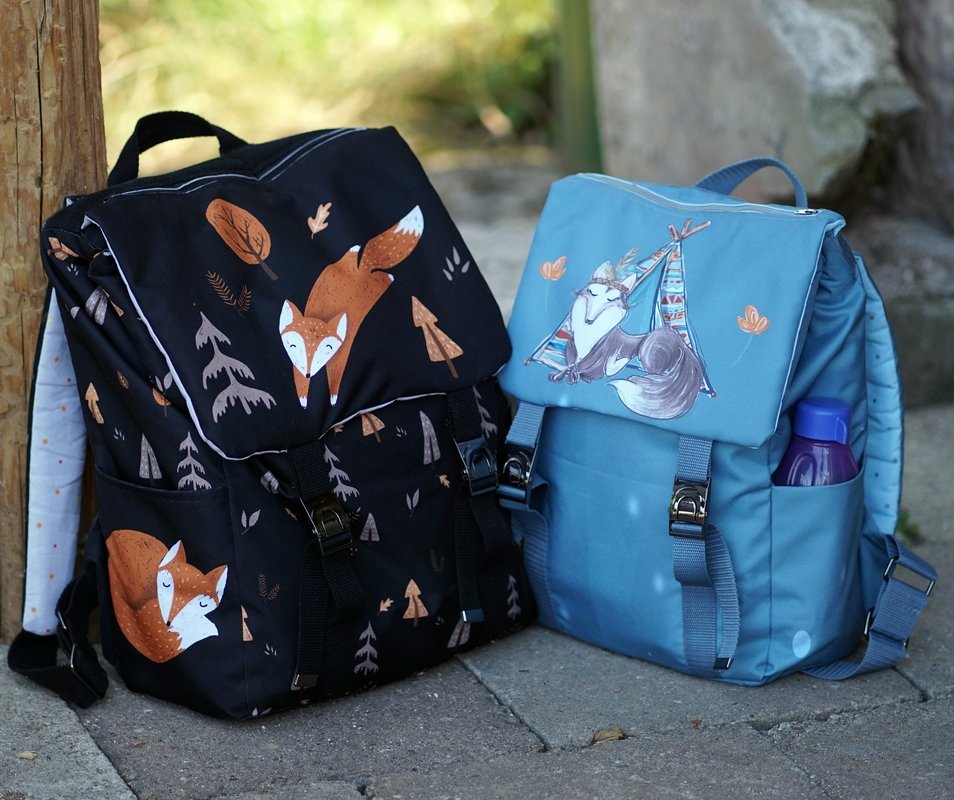 Zwei Kinder-Rucksäcke mit Klappdeckel, Metall-Schnallen, Seitentaschen und Fuchs-Motiven