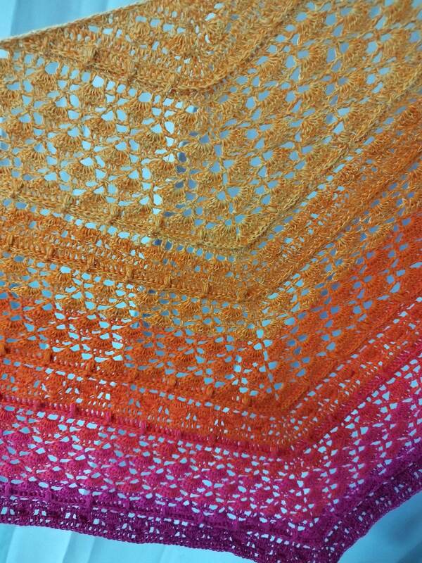 Gehäkeltes Dreieckstuch mit Farbverlauf von Orange über Pink zu Violett, filigranes Lochmuster