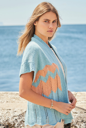 Kurzärmelige Jacke mit Zackenmuster in Türkis und Lachs