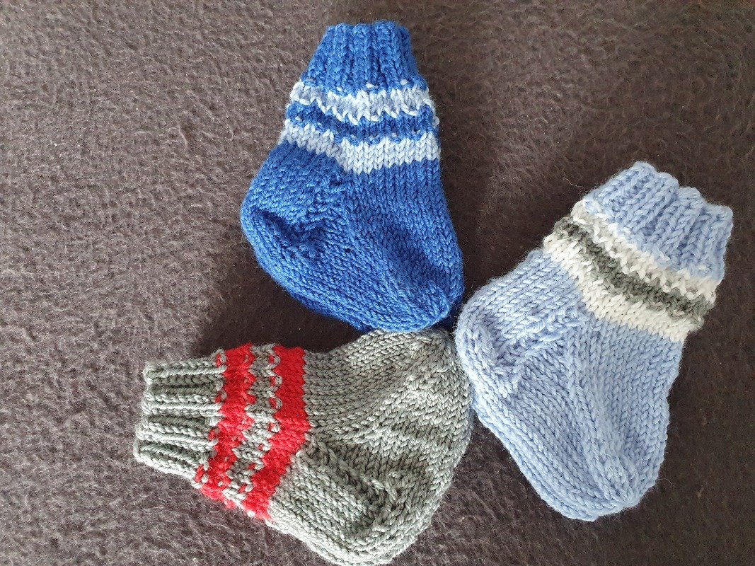 Strickanleitung Babysöckchen mit Streifenmuster Größe 50/56 und 62/68! - Bild 8
