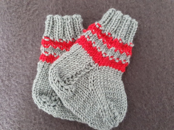 Strickanleitung Babysöckchen mit Streifenmuster Größe 50/56 und 62/68!