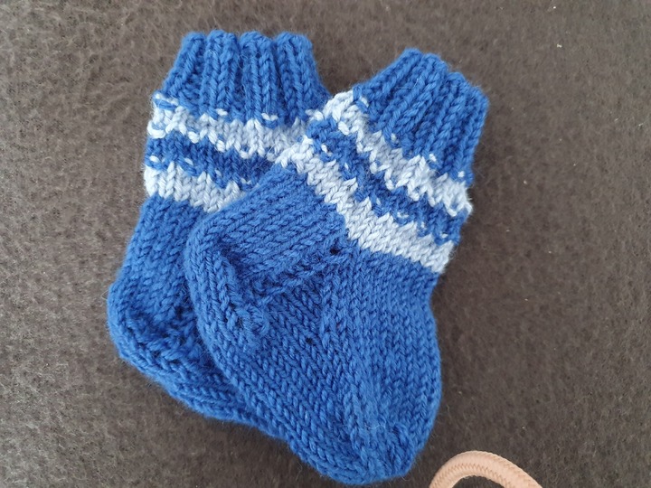 Strickanleitung Babysöckchen mit Streifenmuster Größe 50/56 und 62/68!