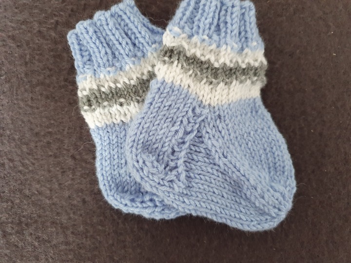 Strickanleitung Babysöckchen mit Streifenmuster Größe 50/56 und 62/68!