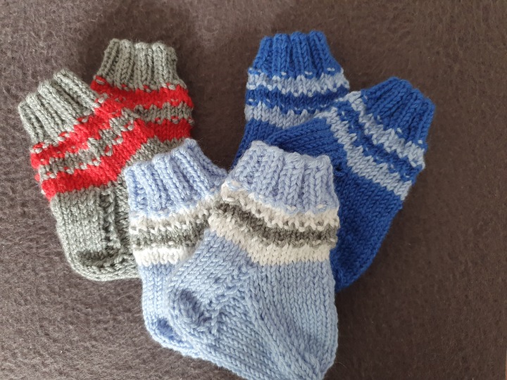 Strickanleitung Babysöckchen mit Streifenmuster Größe 50/56 und 62/68!