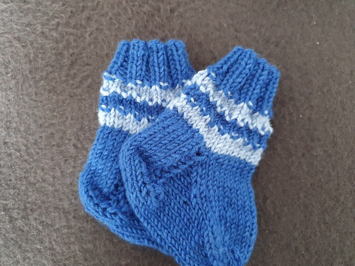Strickanleitung Babysöckchen mit Streifenmuster Größe 50/56 und 62/68!
