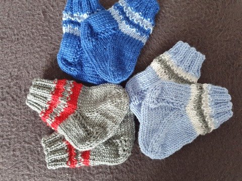 Strickanleitung Babysöckchen mit Streifenmuster Größe 50/56 und 62/68!