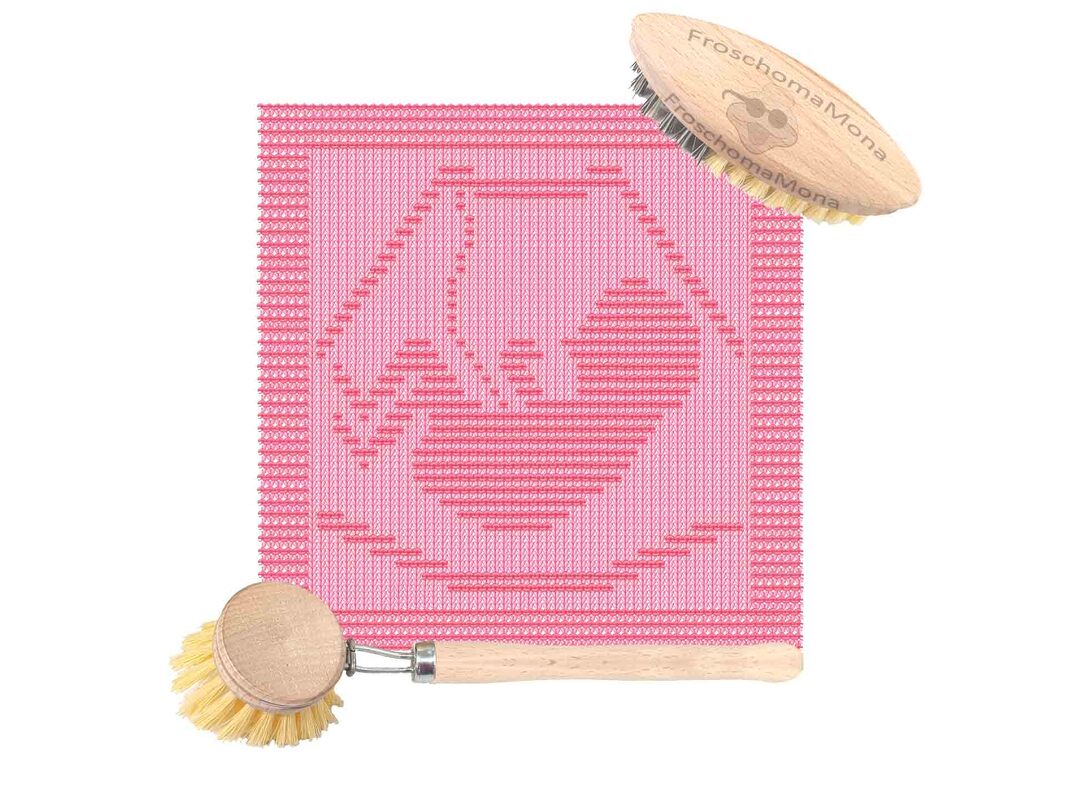 Quadratisches rosa Stricktuch mit stilisiertem Babykopf- und Herzmuster; zwei Holzbürsten daneben