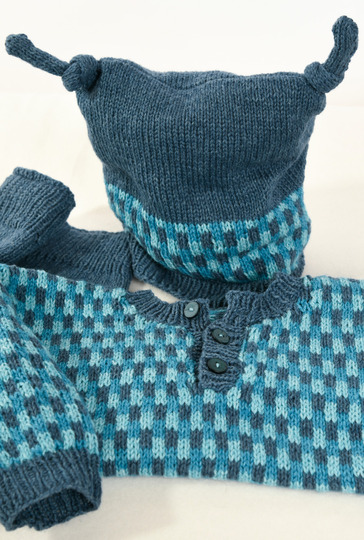 Strickset aus Babypulli, -hose und -mütze im Jacquardmuster