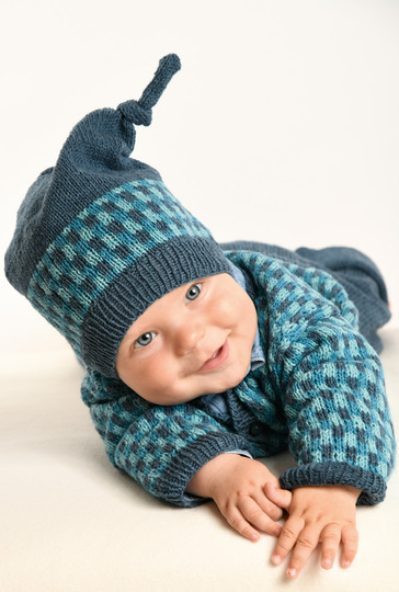 Strickset aus Babypulli, -hose und -mütze im Jacquardmuster