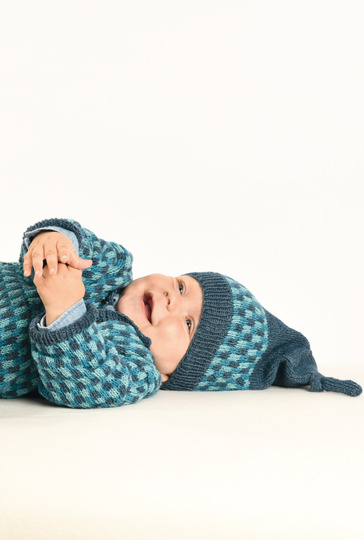 Strickset aus Babypulli, -hose und -mütze im Jacquardmuster