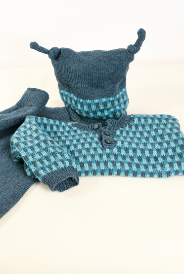 Strickset aus Babypulli, -hose und -mütze im Jacquardmuster
