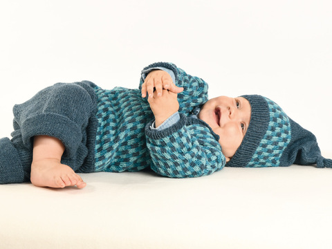 Strickset aus Babypulli, -hose und -mütze im Jacquardmuster