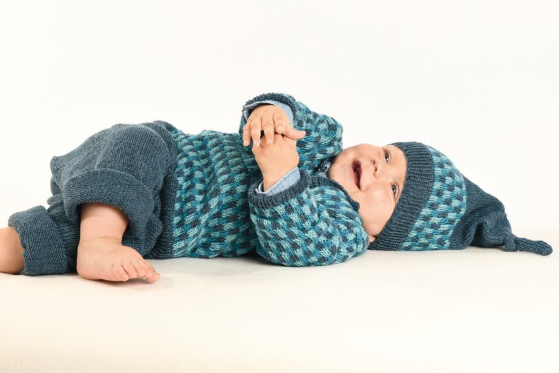 Strickset aus Babypulli, -hose und -mütze im Jacquardmuster