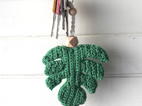 Crochet a Monstera Leaf Keychain – approx. 9 cm (EN & DE)
