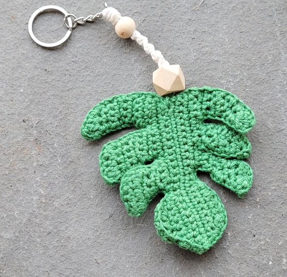 Monstera-Blatt häkeln – Schlüsselanhänger, ca. 9 cm (DE & EN)