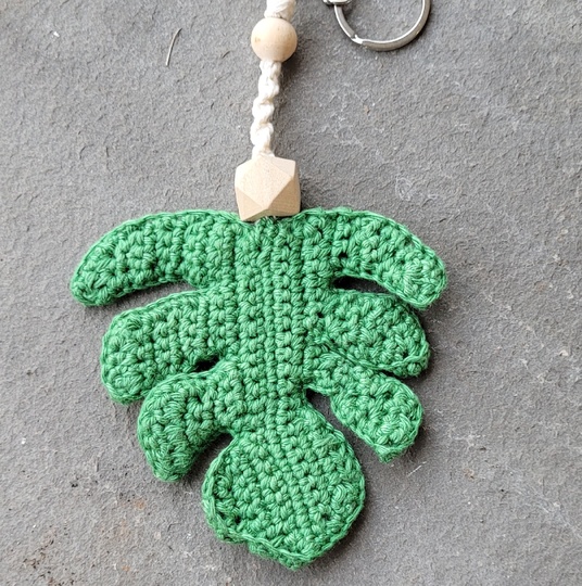 Monstera-Blatt häkeln – Schlüsselanhänger, ca. 9 cm (DE & EN)