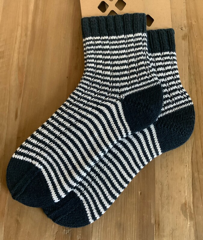 Gestreifte Kurzschaft-Socken in Dunkelblau und Weiß mit geripptem Bündchen und kontrastfarbener Ferse und Spitze