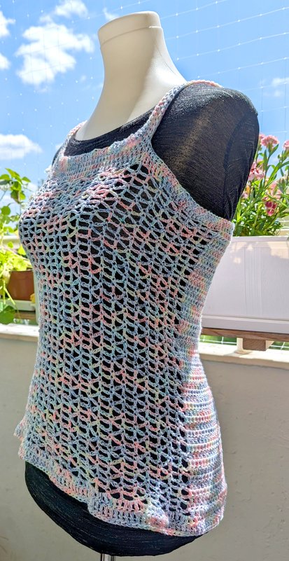 Gehäkeltes Pastell-Top mit Ajourmuster auf Mannequin