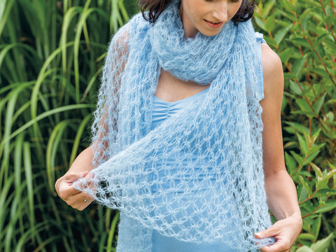 Gehäkeltes hellblaues Tuch mit Salomonsknoten