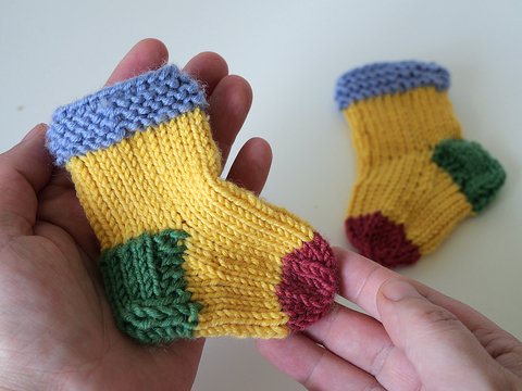 Babysocken 4 farbig stricken