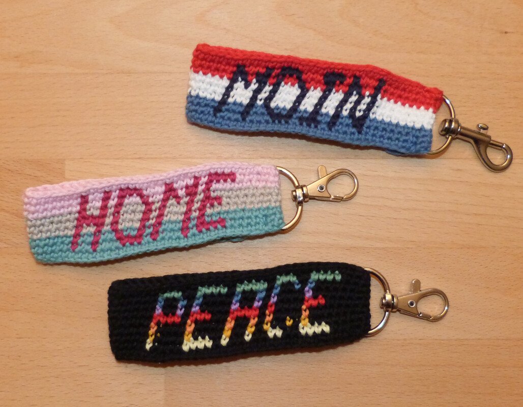 Häkelanleitung für Schlüsselbänder mit eingehäkeltem Text MOIN, HOME, PEACE