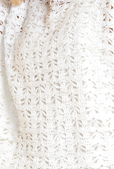 Weißer Häkelpulli mit hinterem V-Ausschnitt und überschnittenen Schultern