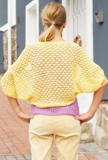 Rosafarbenes Top und gelber Ärmelschal im Ajourmuster