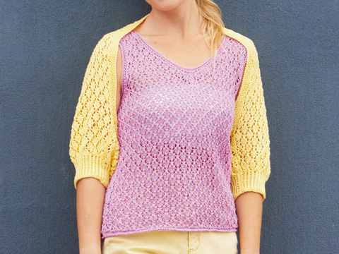 Rosafarbenes Top und gelber Ärmelschal im Ajourmuster