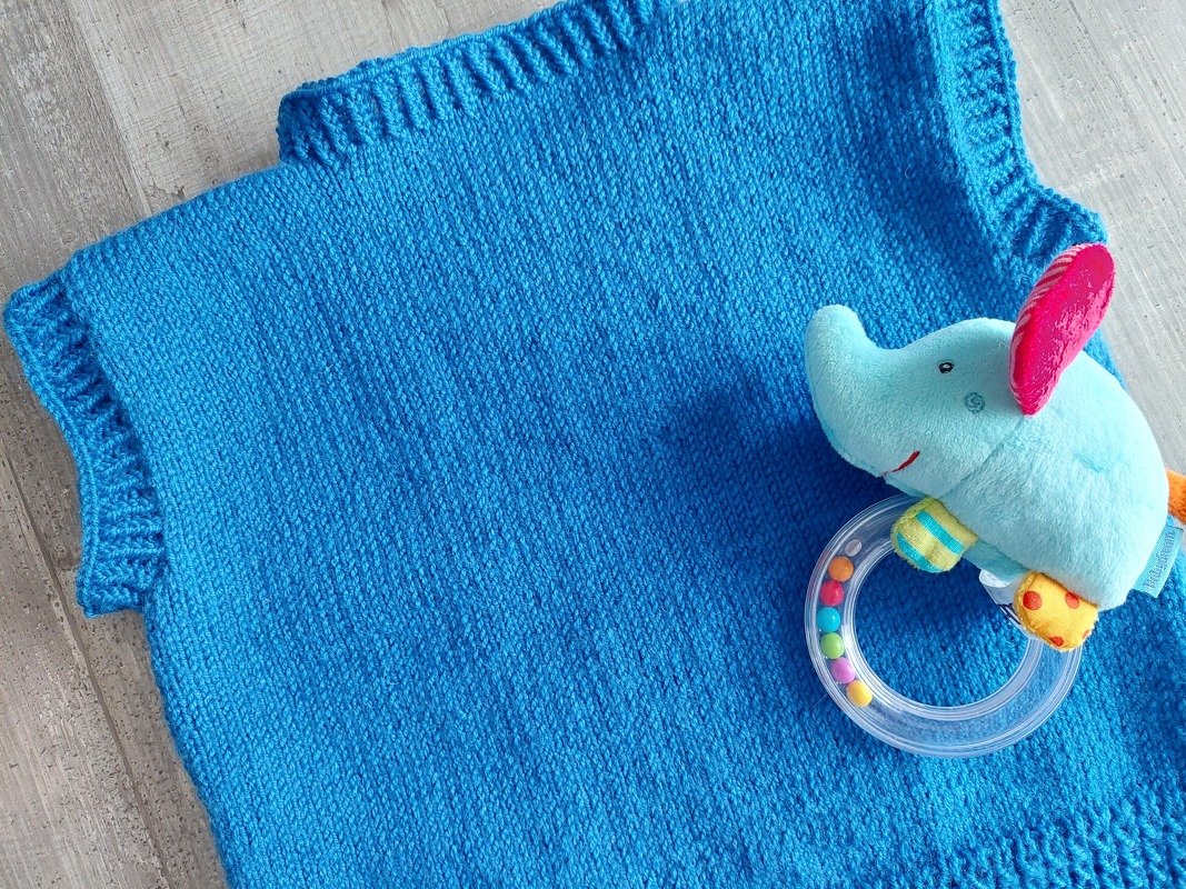 türkiser gestrickter ärmelloser Baby-Pullover mit Elefanten-Rassel