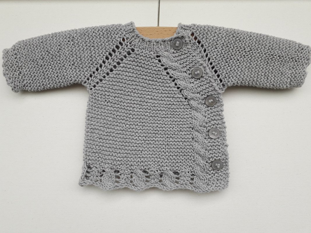 Gestrickte graue Babyjacke mit diagonaler Knopfleiste, Zopfmuster und Lochsaum