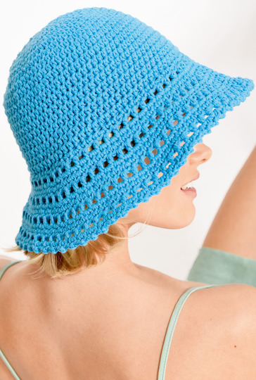 Gehäkelter Schlapphut in Türkis