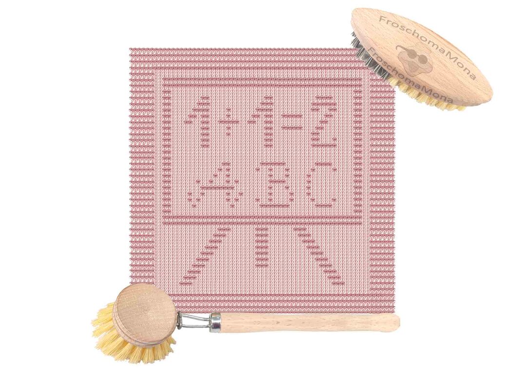 Rosa gestrickter Topflappen mit eingestricktem '1+1=2' und 'ABC', zwei Holzbürsten daneben